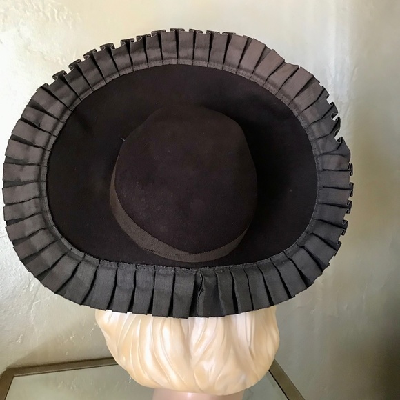 OUTSTANDING 1930s BROWN FELT HALO WIDE BRIM HAT WITH PLEATED GROSGRAIN EDGING main image 11